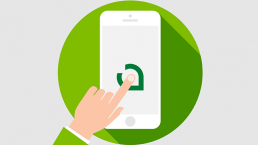 mano clicando en una app del teléfono móvil con el logo de coremain